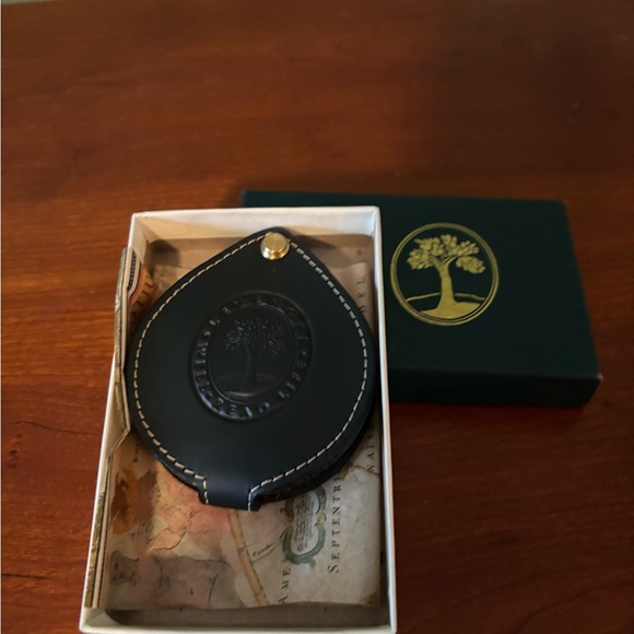 Levenger Pocket Magnifying Glass with Leather Case - Picture 2 of 5